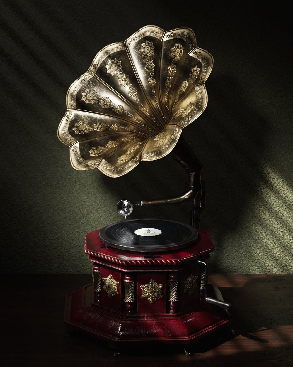 Modeling and Texturing a Photorealistic Gramophone Using Maya, ZBrush and Substance 3D Painter